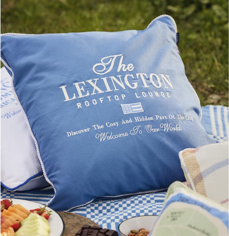 Lexington The Logo Organic Cotton Twill Pudebetræk 50x50 cm, Blåt/Hvidt